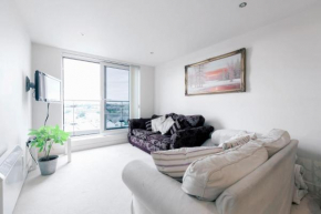 Chelsea / Imperial Wharf - Bright, modern, sunset view apartment